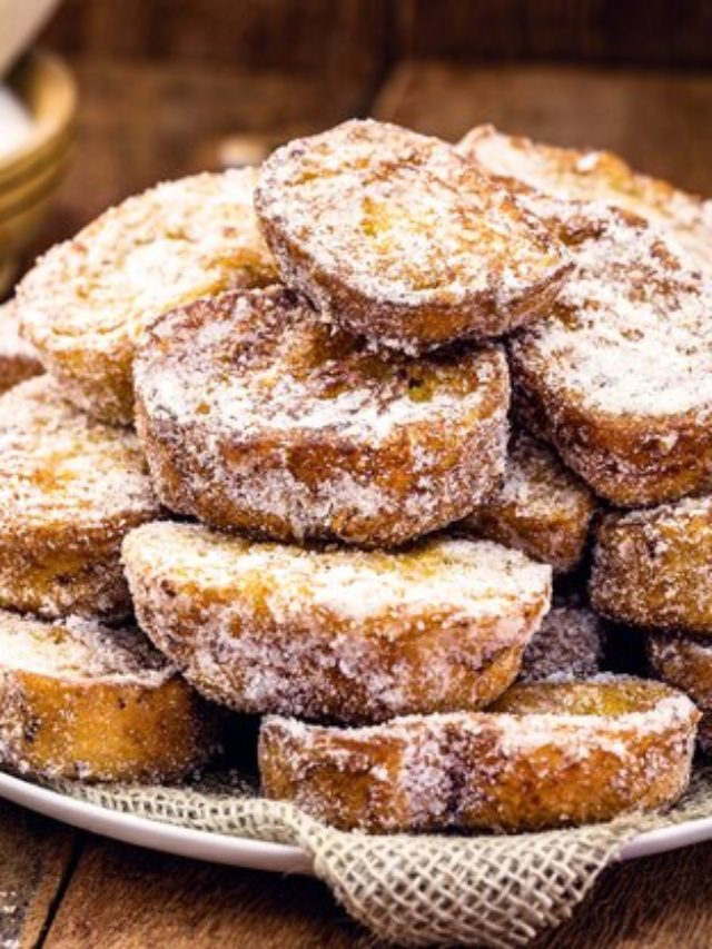 bandeja-de-pao-com-canela-e-acucar-frito-sobremesa-tipica-brasileira-chamada-rabanada_72932-931